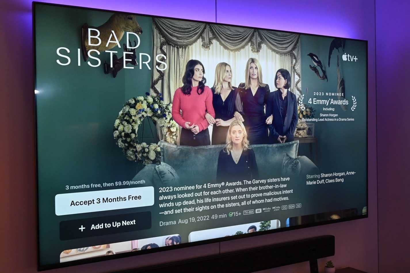 أضواء ملونة خلف تلفزيون ذكي مع فتح Apple TV