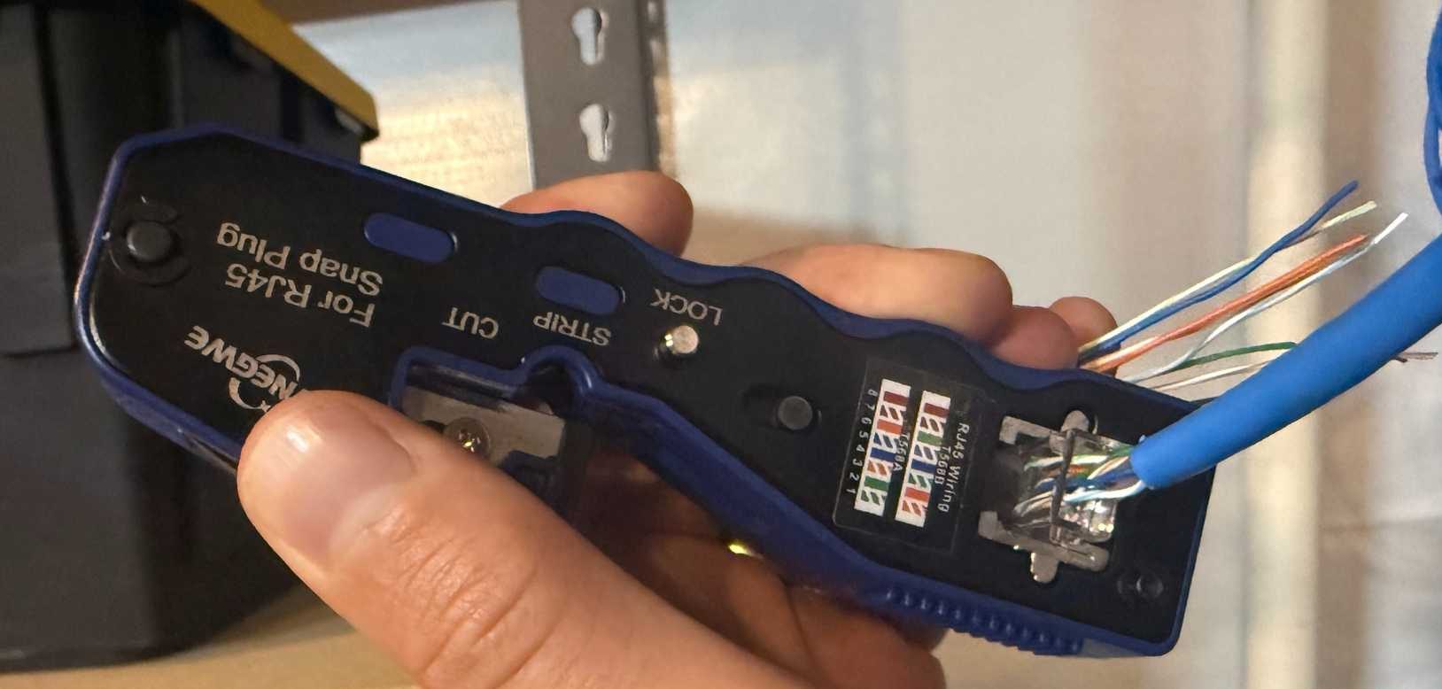 تجعيد كابل إيثرنت بأداة تجعيد في اليد