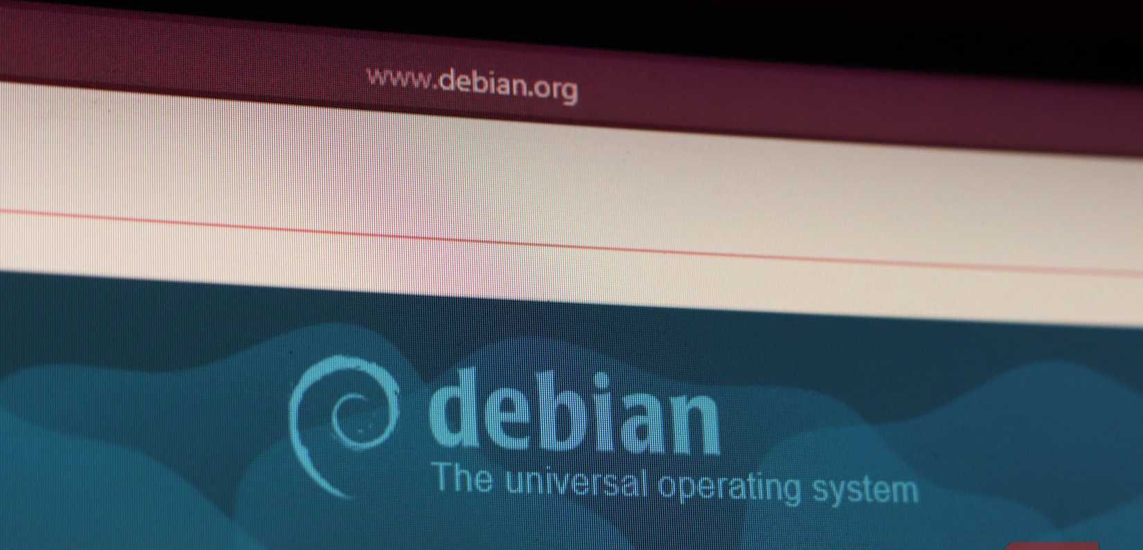شعار Debian على الموقع الرسمي.