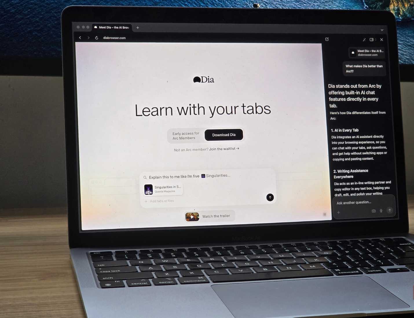 متصفح Dia مفتوح على جهاز MacBook متصل بشاشة