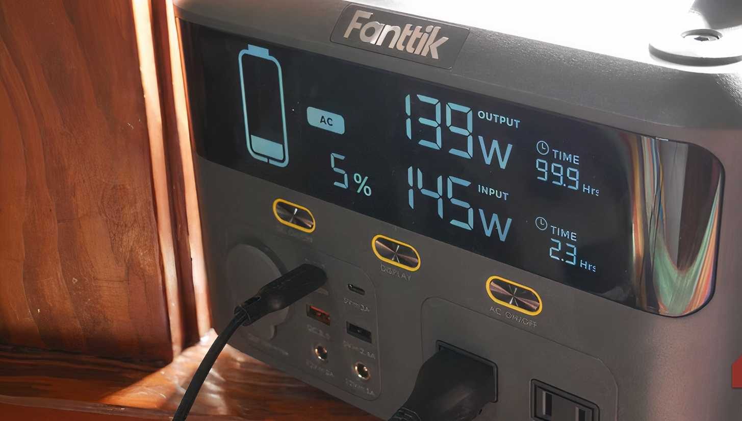 محطة طاقة Fanttik EVO 300 وشاشة عرض مدخلات ومخرجات الألواح الشمسية.