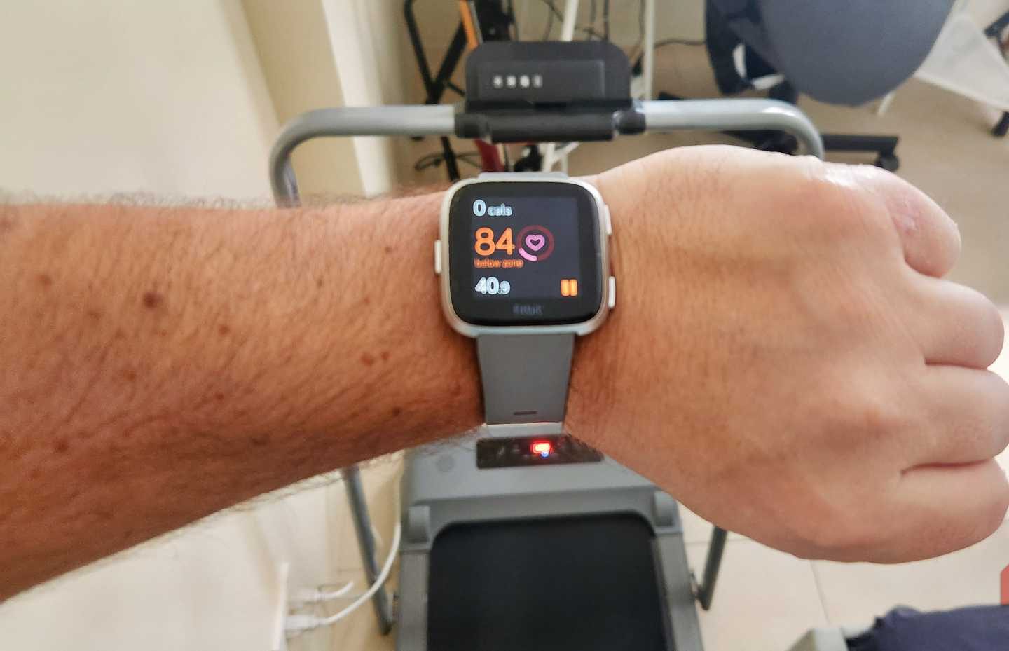 ساعة لياقة بدنية FitBit فوق جهاز المشي.