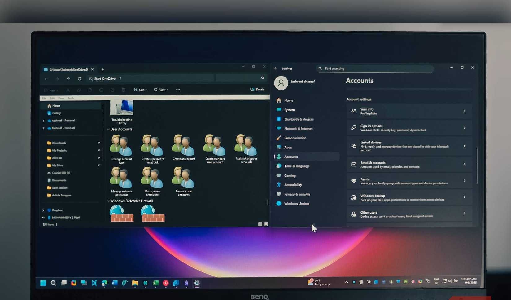 مجلد وضع المطور (God Mode) وتطبيق الإعدادات مفتوحان على نظام Windows 11 مع شاشة BENQ
