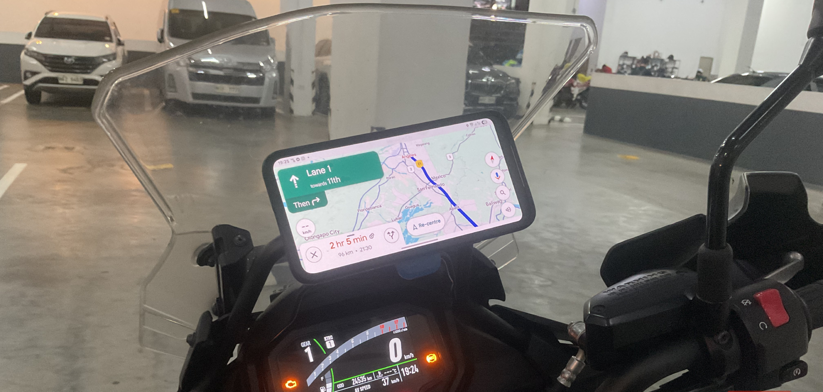 Google Maps مثبت على لوحة عدادات دراجة نارية.