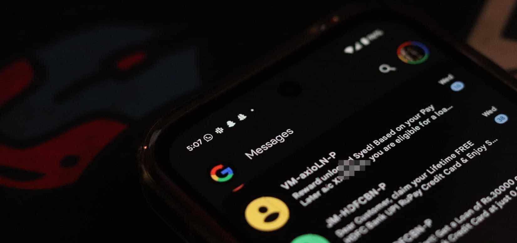 تطبيق رسائل Google على هاتف Pixel 9a.