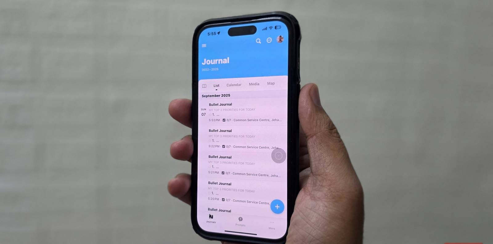 استخدم هذا التطبيق لكتابة يومياتي وأنصحك باستخدامه أيضاً: حل مثالي لتسجيل أفكارك اليومية بسهولة وفاعلية.