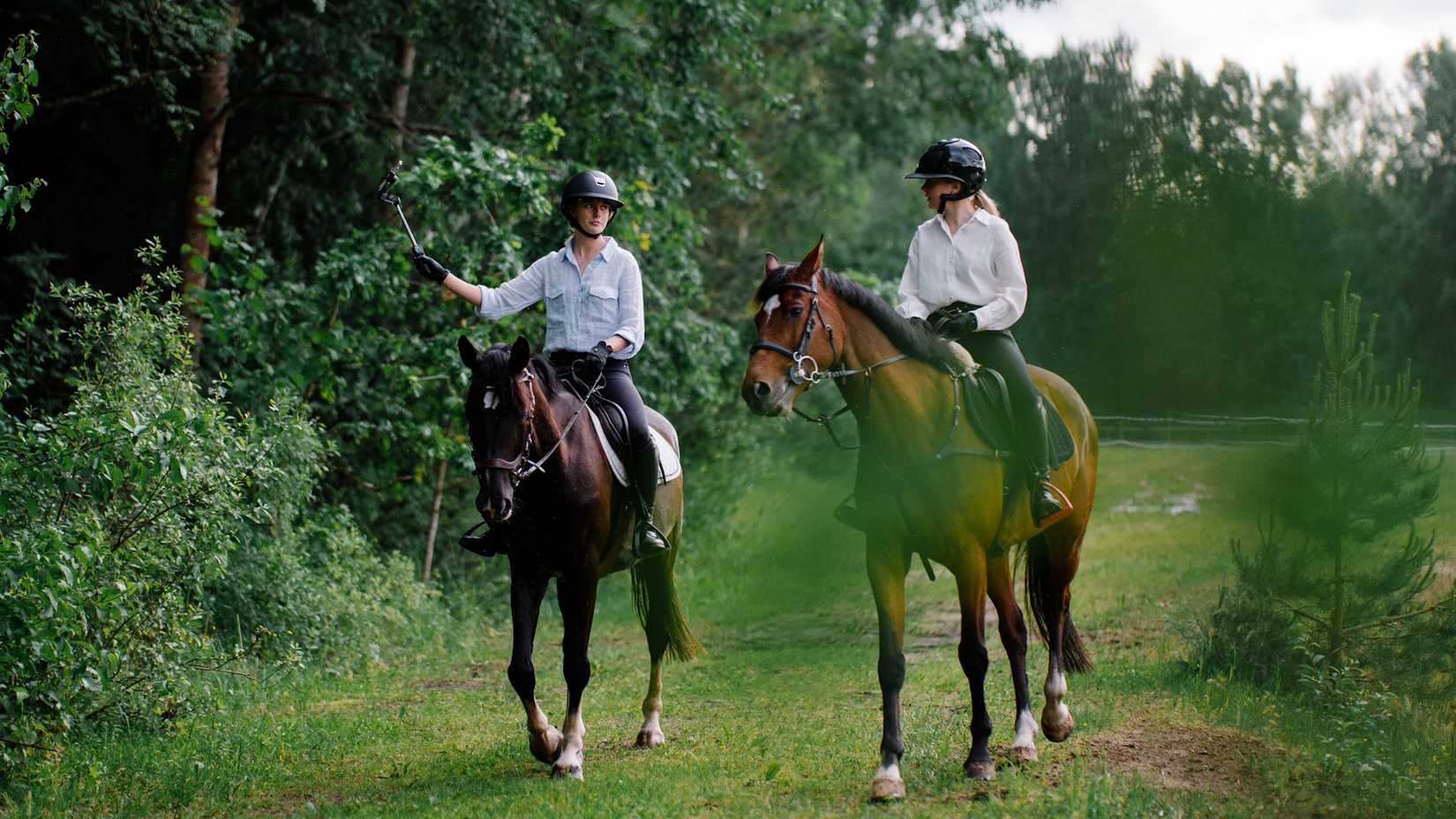 Hohem iSteady V3 Ultra being held my person while on a horse