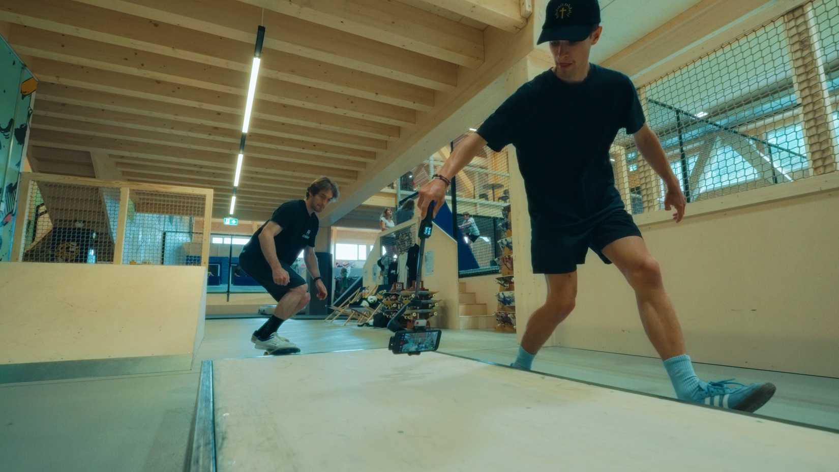 Hohem iSteady V3 Ultra يتم استخدامه لتصوير شخص يتزلج