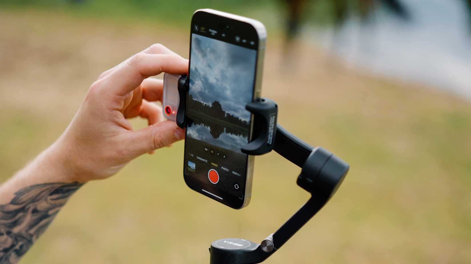 Hohem iSteady V3 Ultra يحمل iPhone لالتقاط الفيديو