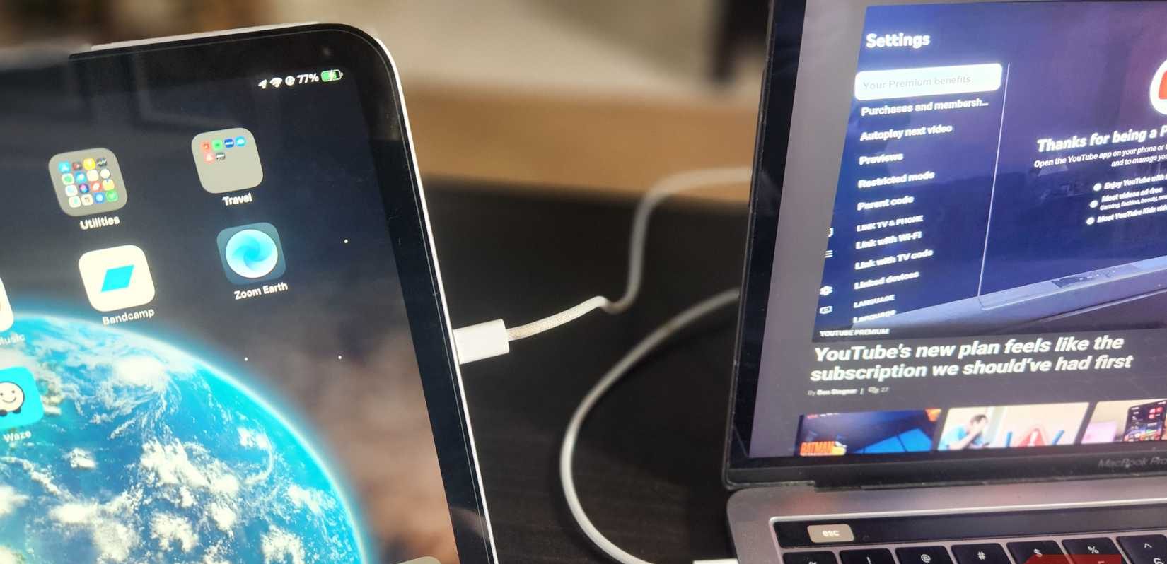 جهاز iPad و Mac مع اتصال سلكي.