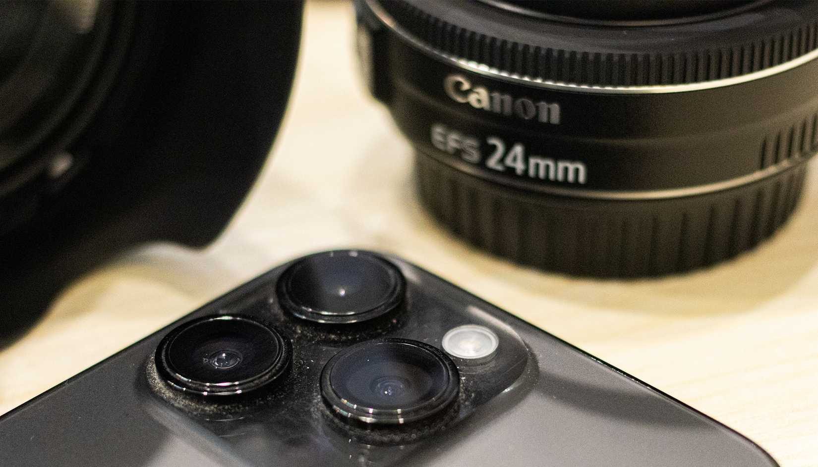 كاميرا iPhone مع عدسات الكاميرا