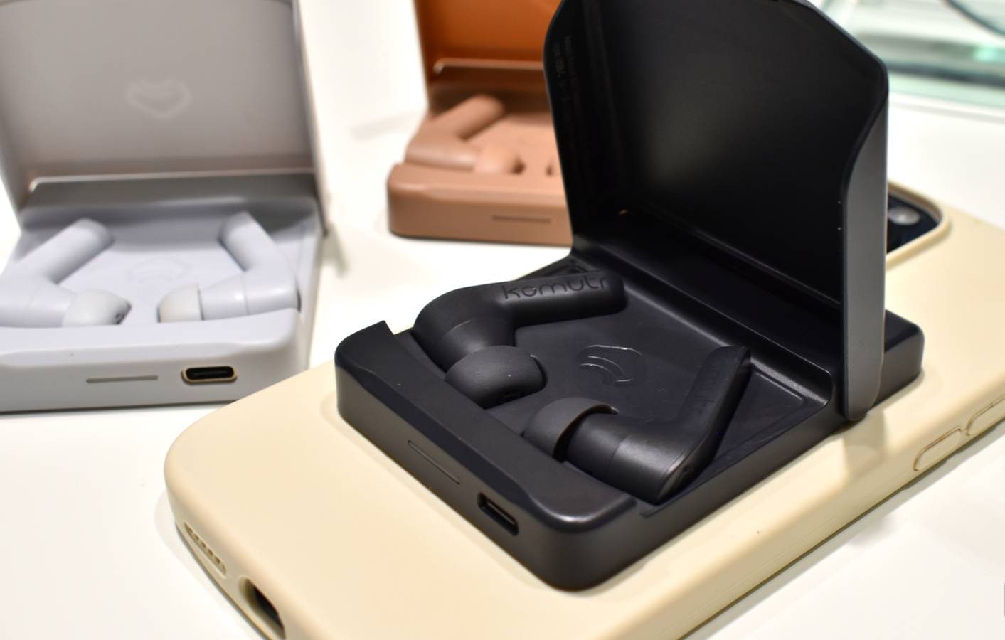 أعشق سماعات الأذن الأولى من نوعها في العالم بتقنية MagSafe، والتي تلتصق بسهولة بالجزء الخلفي من iPhone.