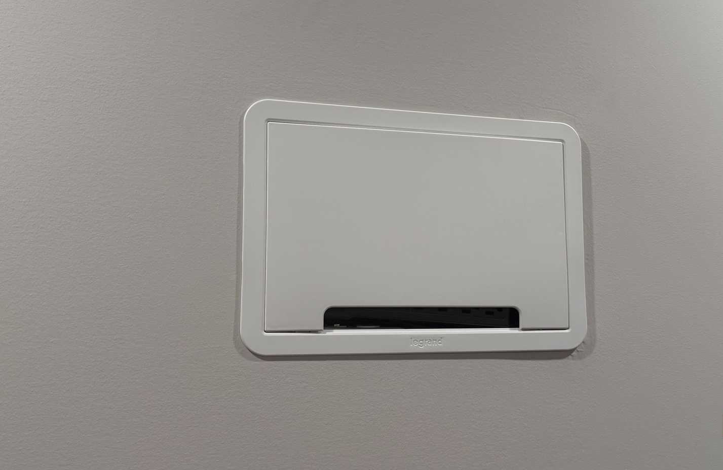 صندوق حائط مجوف Legrand للتلفزيون مع غطاء