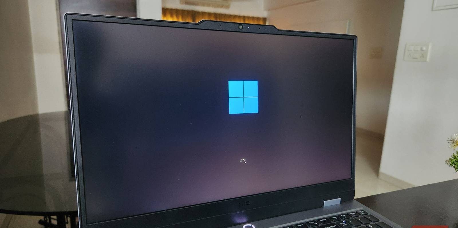 لا أصدق أن نظام Windows يأتي معطلًا افتراضيًا لهذا الإعداد الأمني الحيوي: نظرة على المخاطر وكيفية تفعيل الحماية فورًا