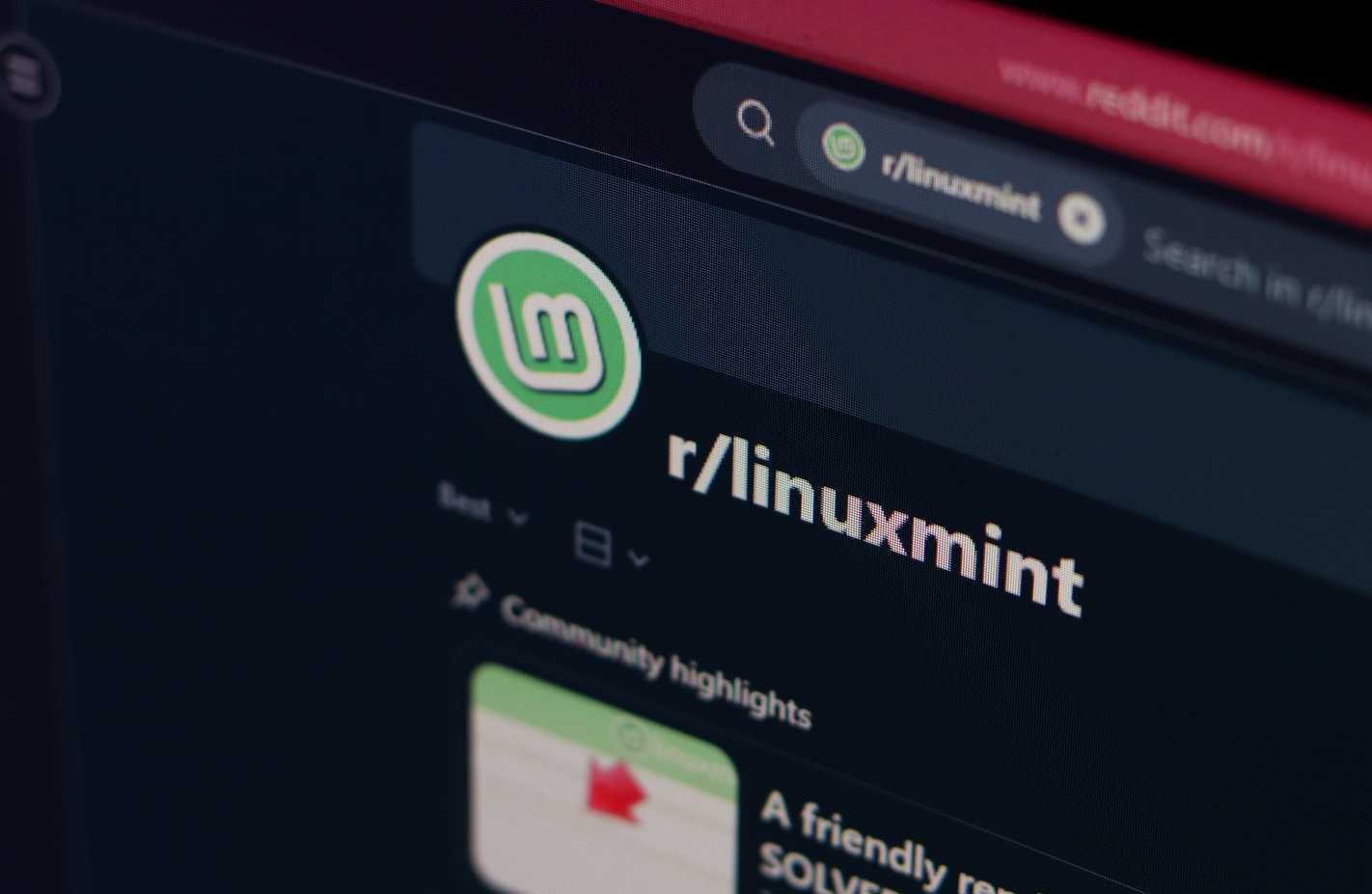 Linux Mint subreddit open in a browser.