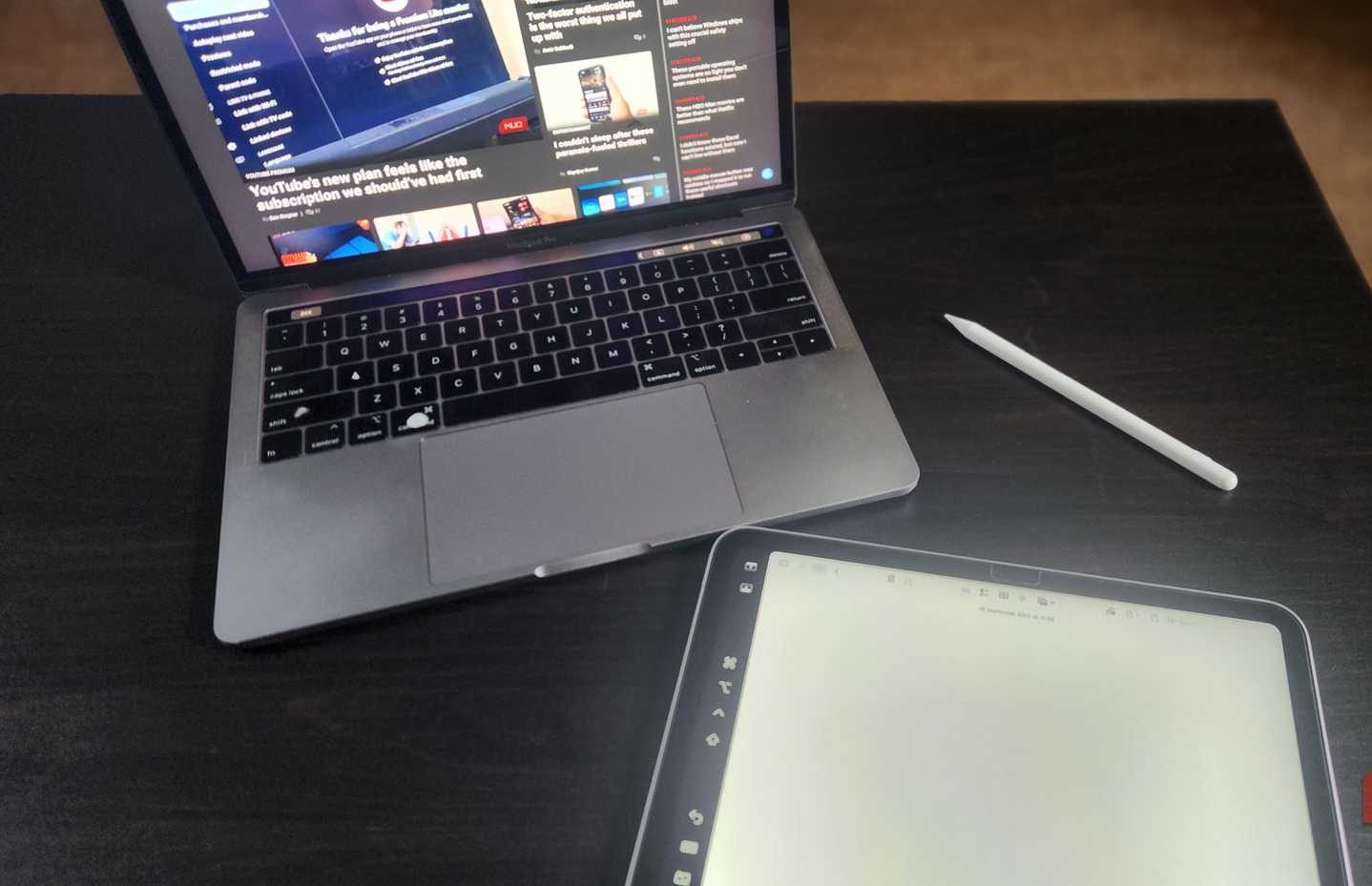 جهاز Mac مع تطبيق مفكرة مفتوح على iPad.