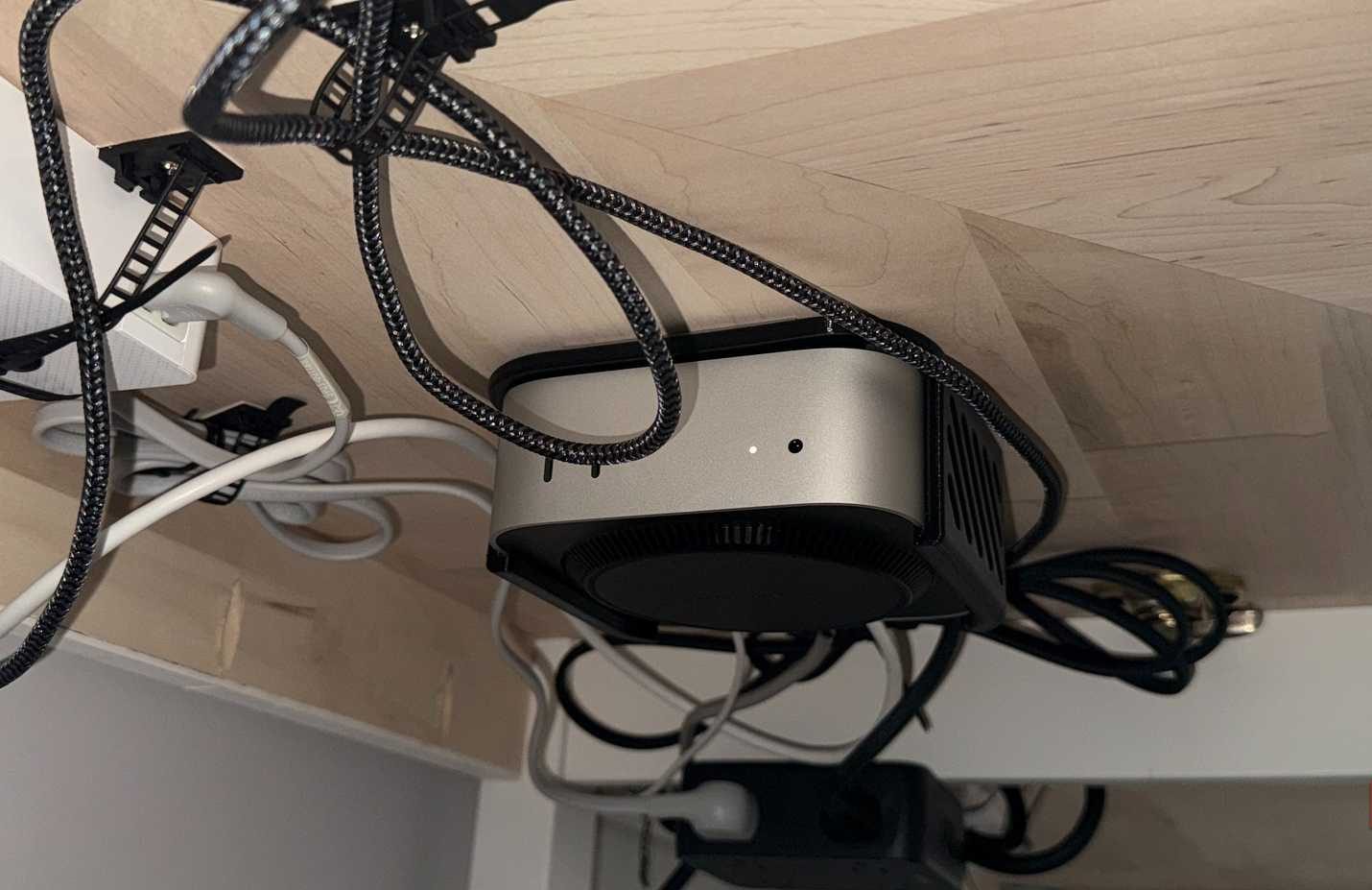 Mac Mini M4 مثبت تحت المكتب بقوس