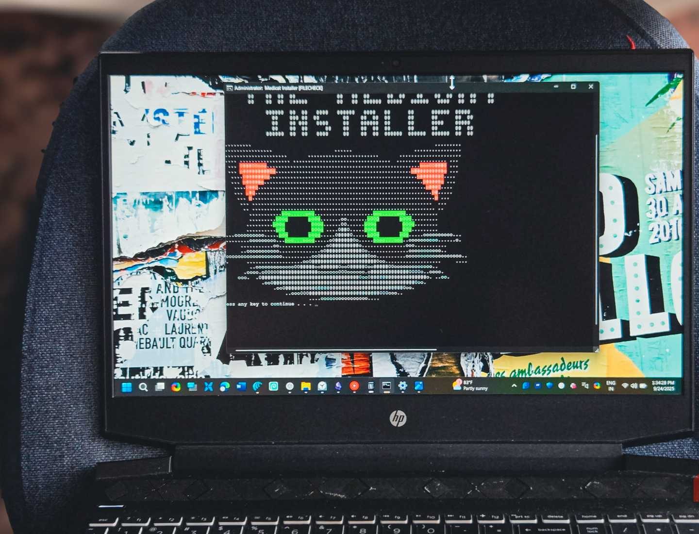 نافذة موجه أوامر Medicat مفتوحة على جهاز لابتوب HP مقلوب على كرسي