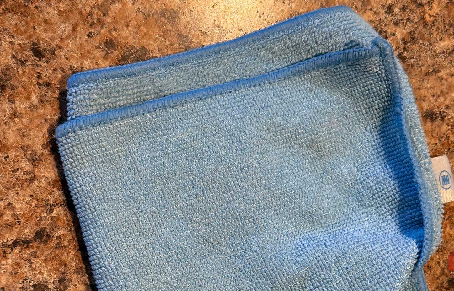 قطعة قماش من المايكروفايبر الزرقاء موضوعة على سطح.