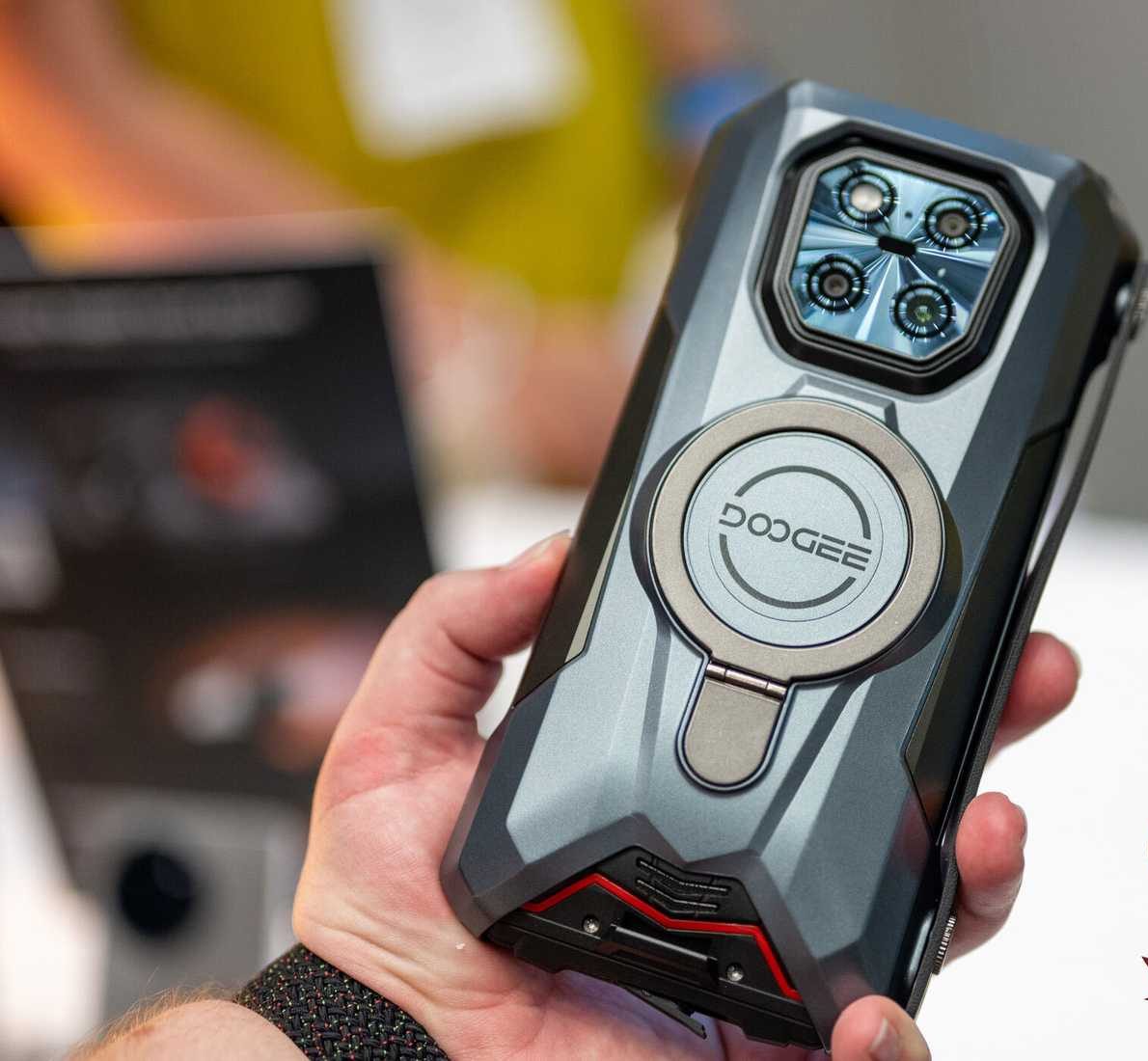 Person-holding-the-DOOGEE-V-Max-Play-with-MakeUseOf-IFA-2025-Finalist-Award.