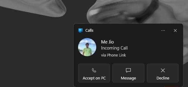إشعار مكالمة من الهاتف عبر Phone Link على جهاز الكمبيوتر الذي يعمل بنظام Windows مع خيار الرد أو الرفض.