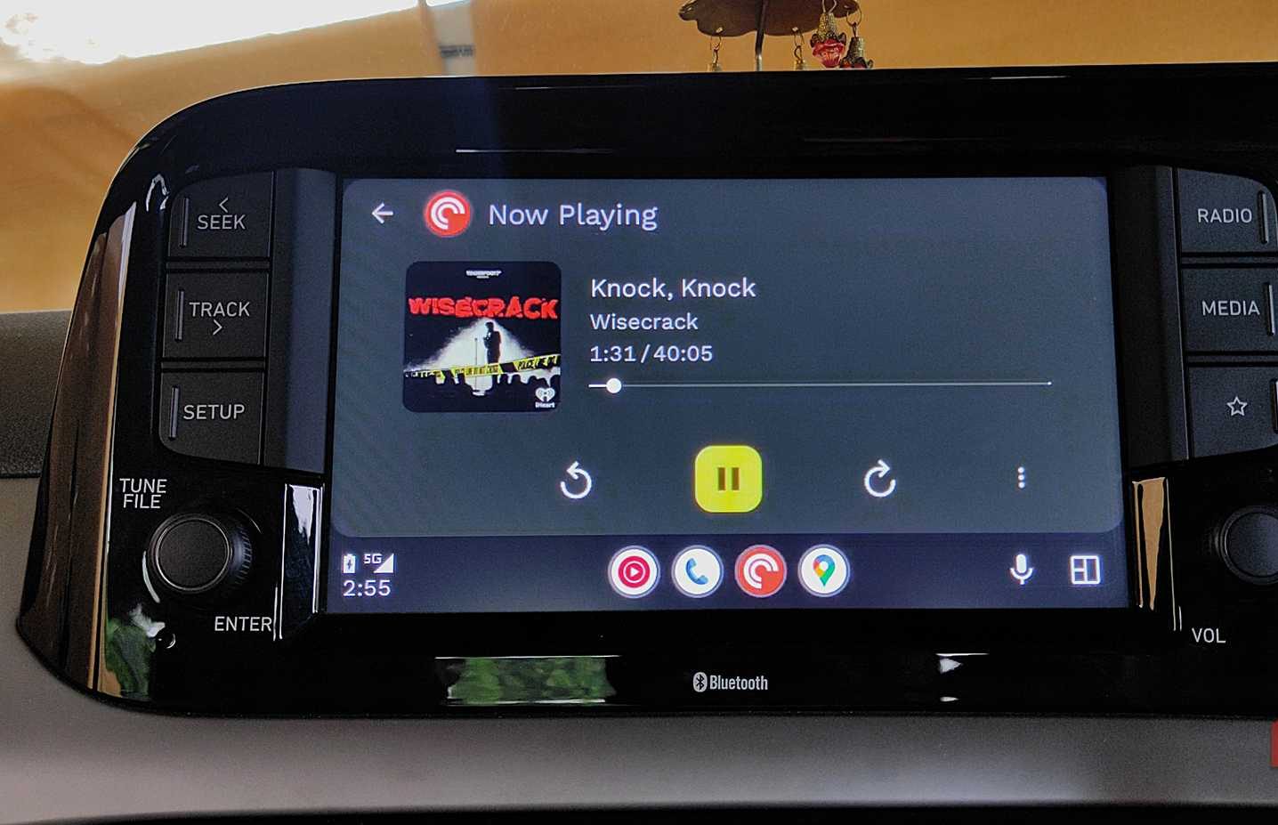 شاشة مشغل Pocket cast مع تشغيل بودكاست على Android Auto.