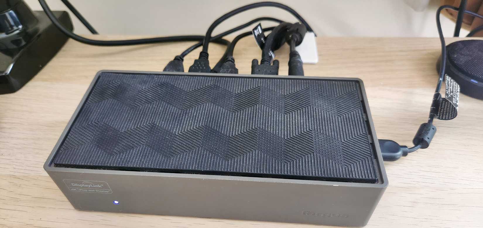 محطة إرساء سطح مكتب تعمل بالطاقة.