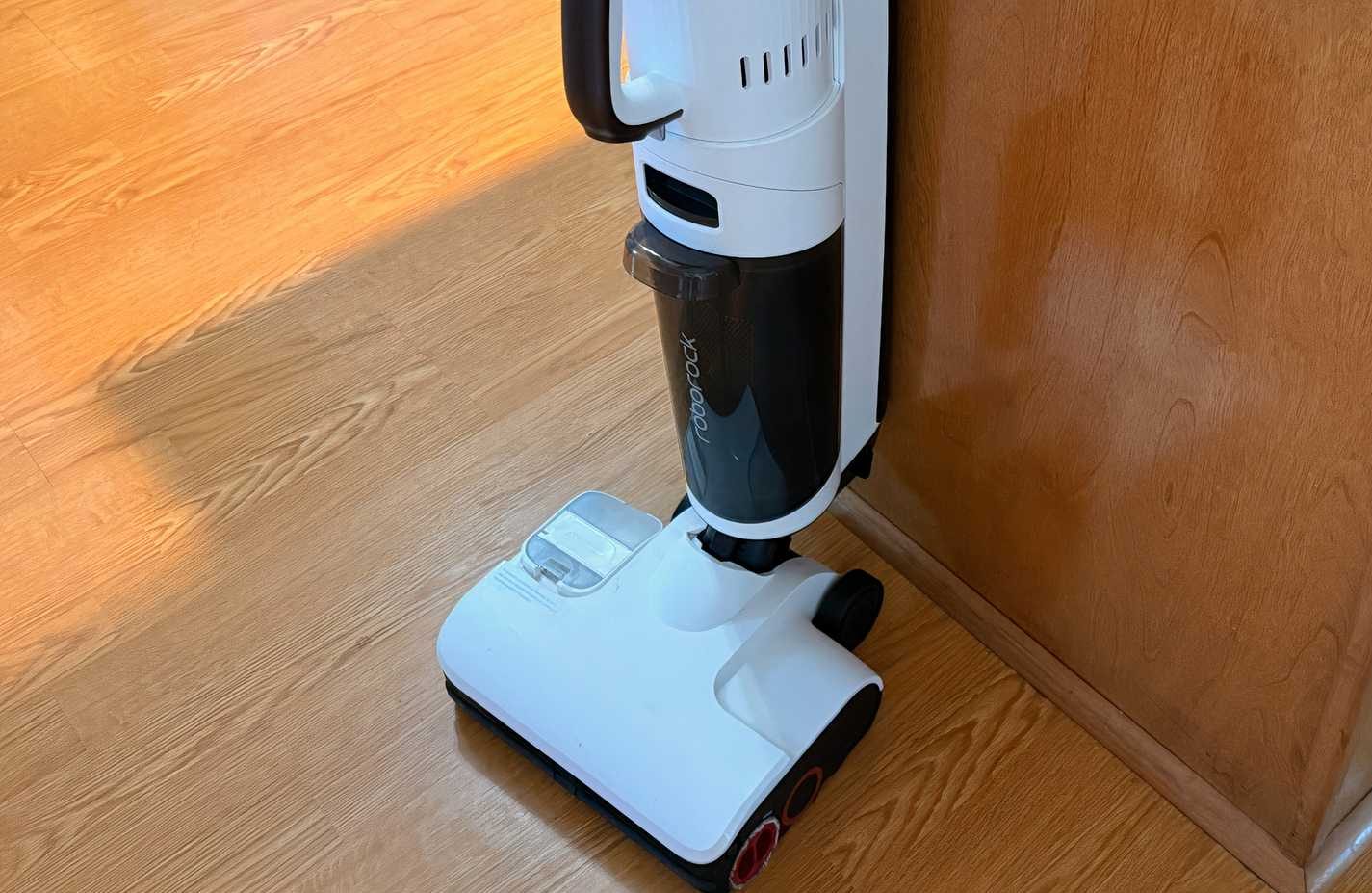 مكنسة Roborock Dyad Pro Combo الرطبة/الجافة منتصبة على أرضية المطبخ.
