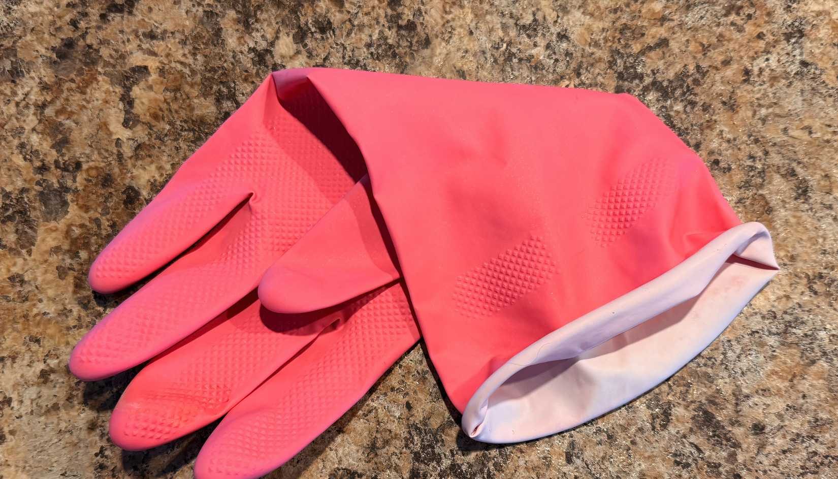 قفاز مطاطي وردي في منزل.