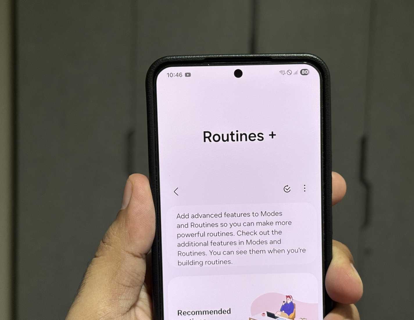 هاتف Samsung في اليد يعرض تطبيق Routines+