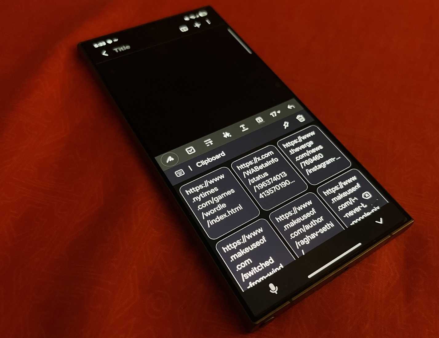 هاتف Samsung مسطح على سطح مع فتح الحافظة