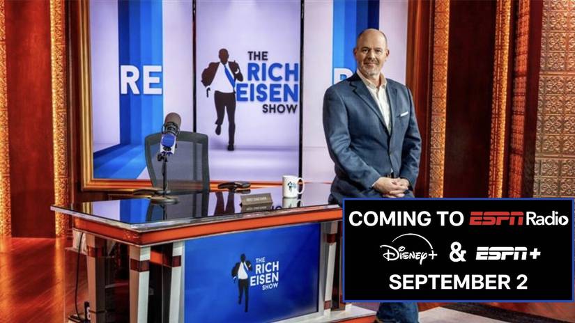 Rich Eisen في موقع تصوير برنامج The Rich Eisen Show مع لافتة تعلن عن بدايته على ESPN Radio و Disney+ و ESPN+.