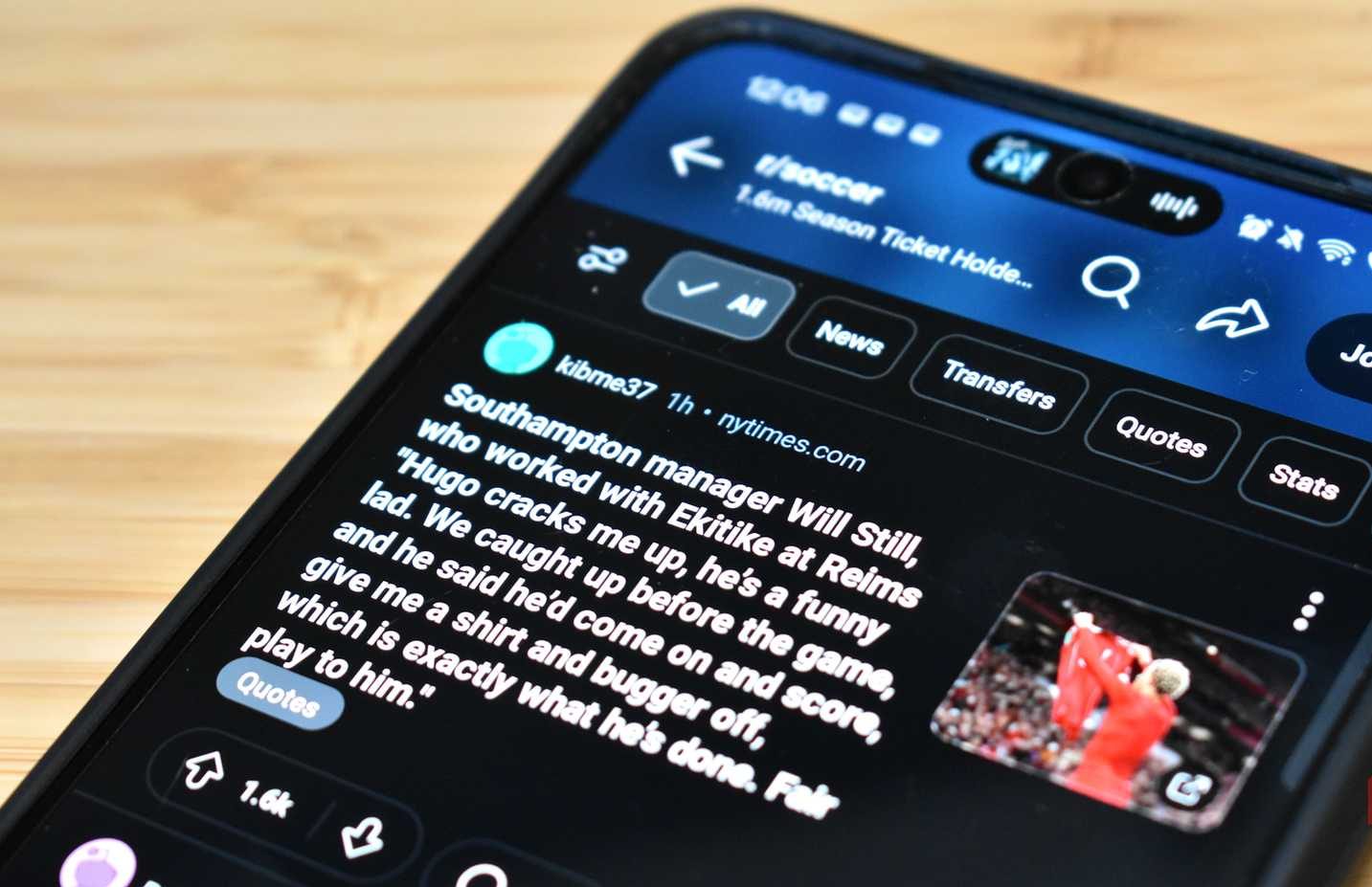 تصفح موقع Reddit لكرة القدم على تطبيق الهاتف الذكي.
