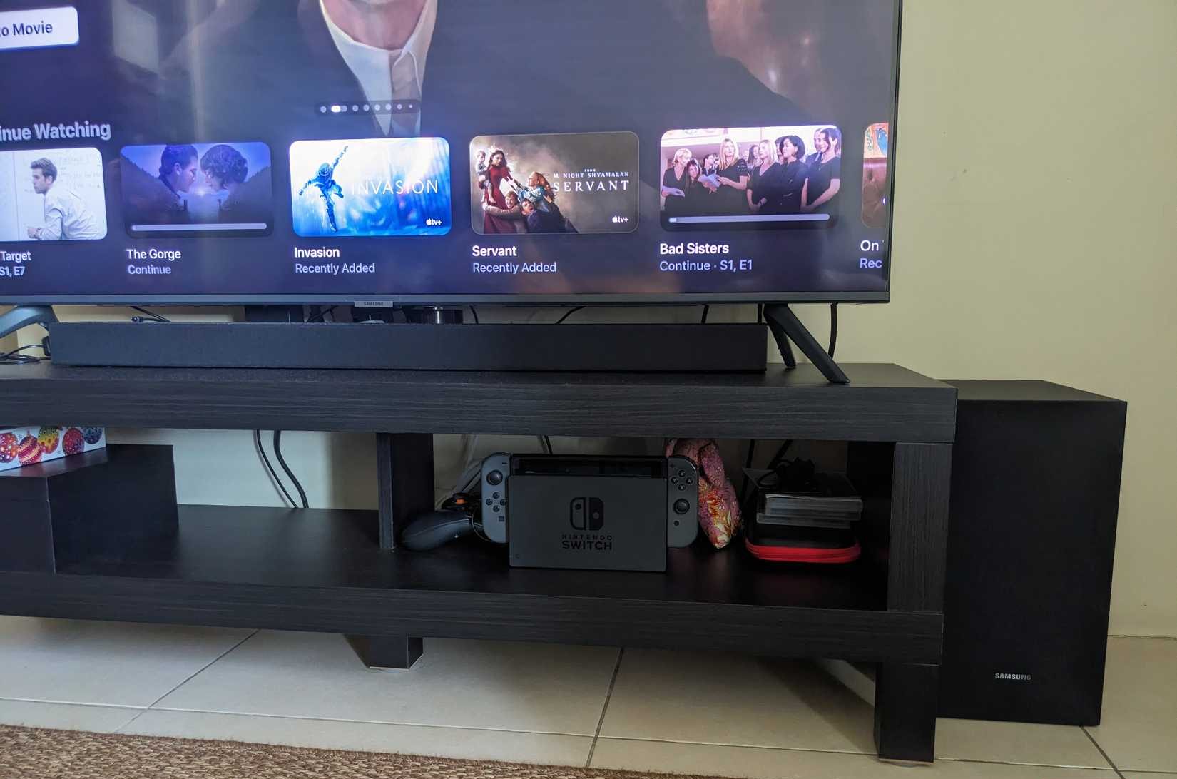 مكبر صوت (soundbar) ومضخم صوت (subwoofer) يواجهان الأمام.
