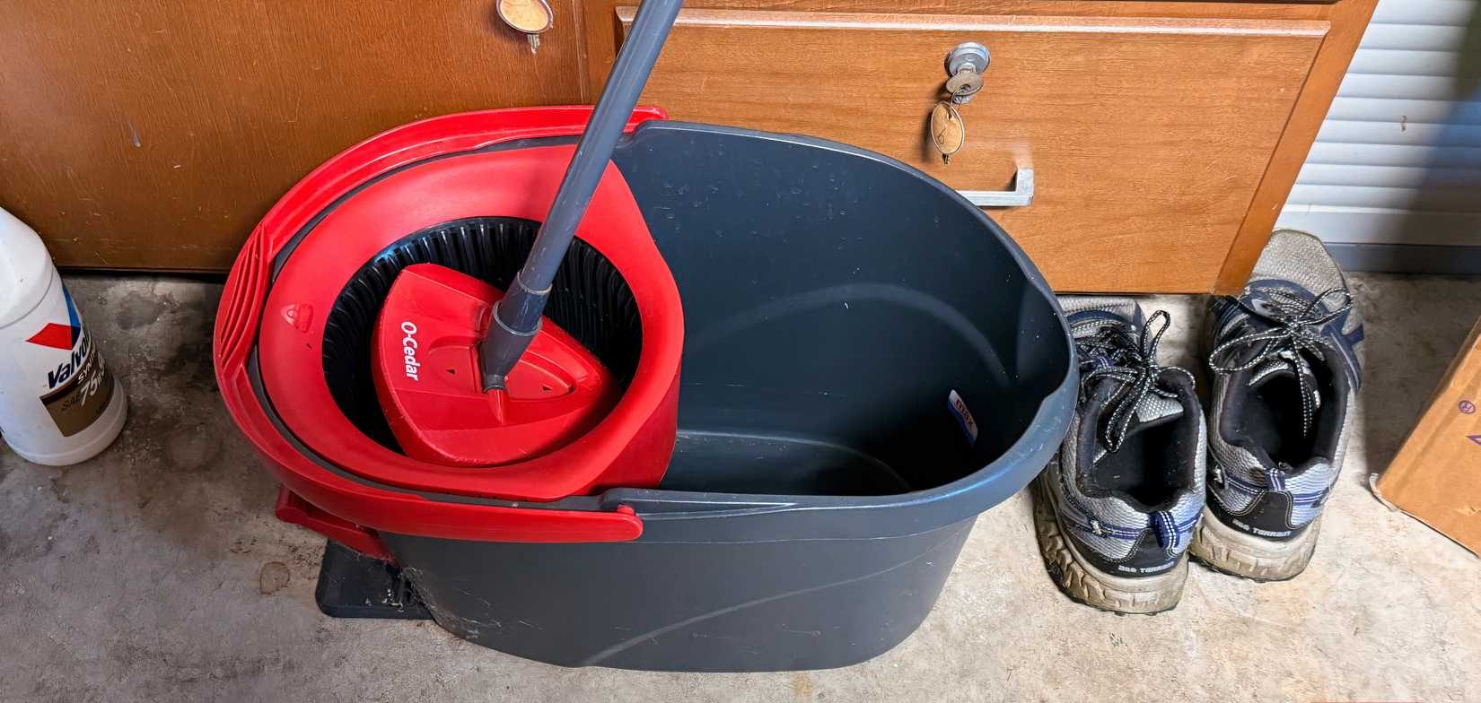 ممسحة دوران غير مستخدمة موضوعة في قبو جاهزة للعمل.