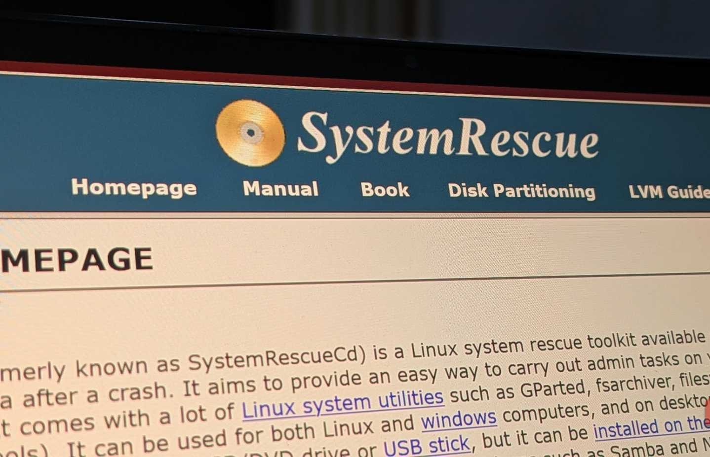 موقع System Rescue distro مفتوح في متصفح. 