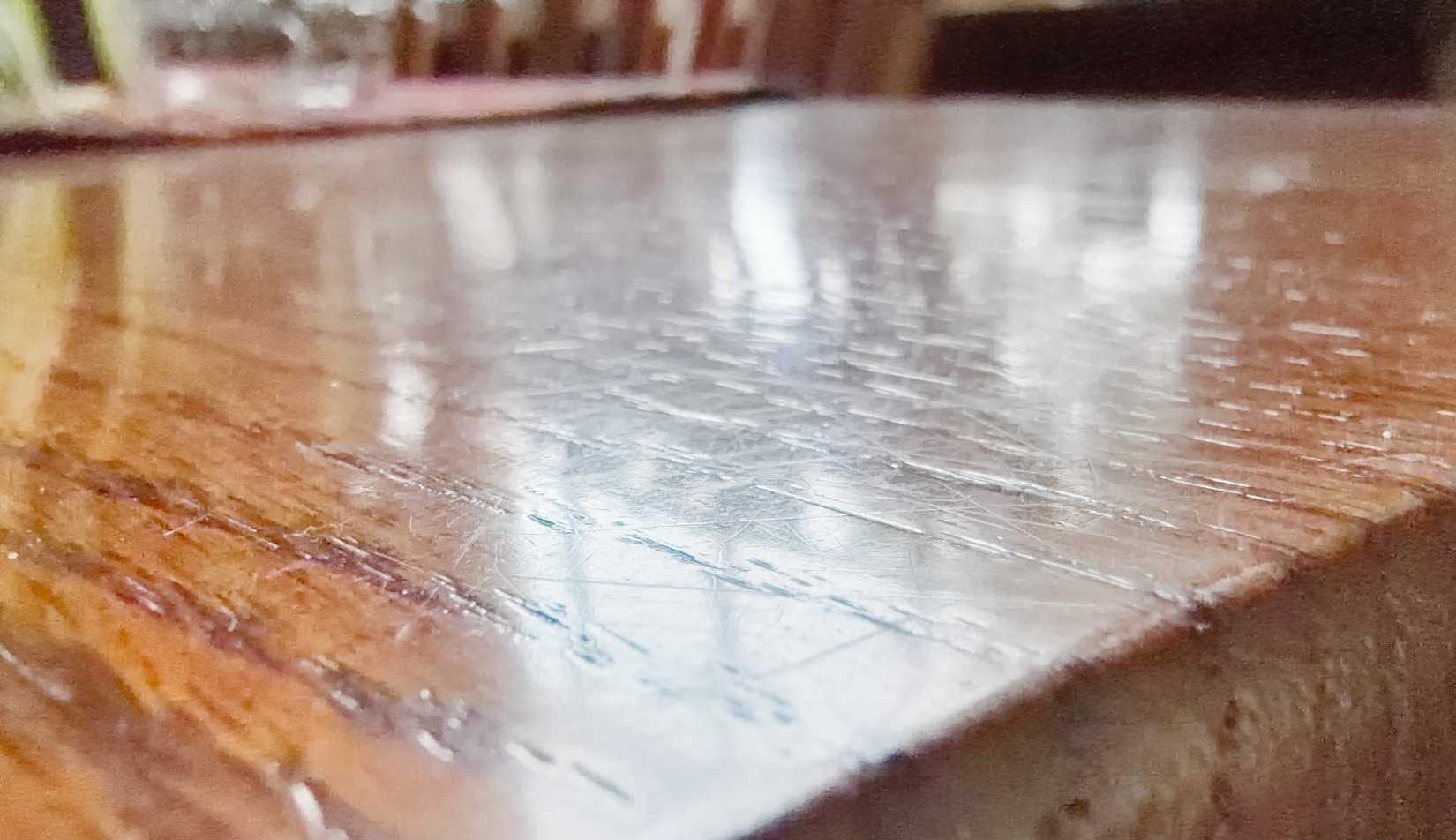 صورة مقربة لطاولة خشبية.