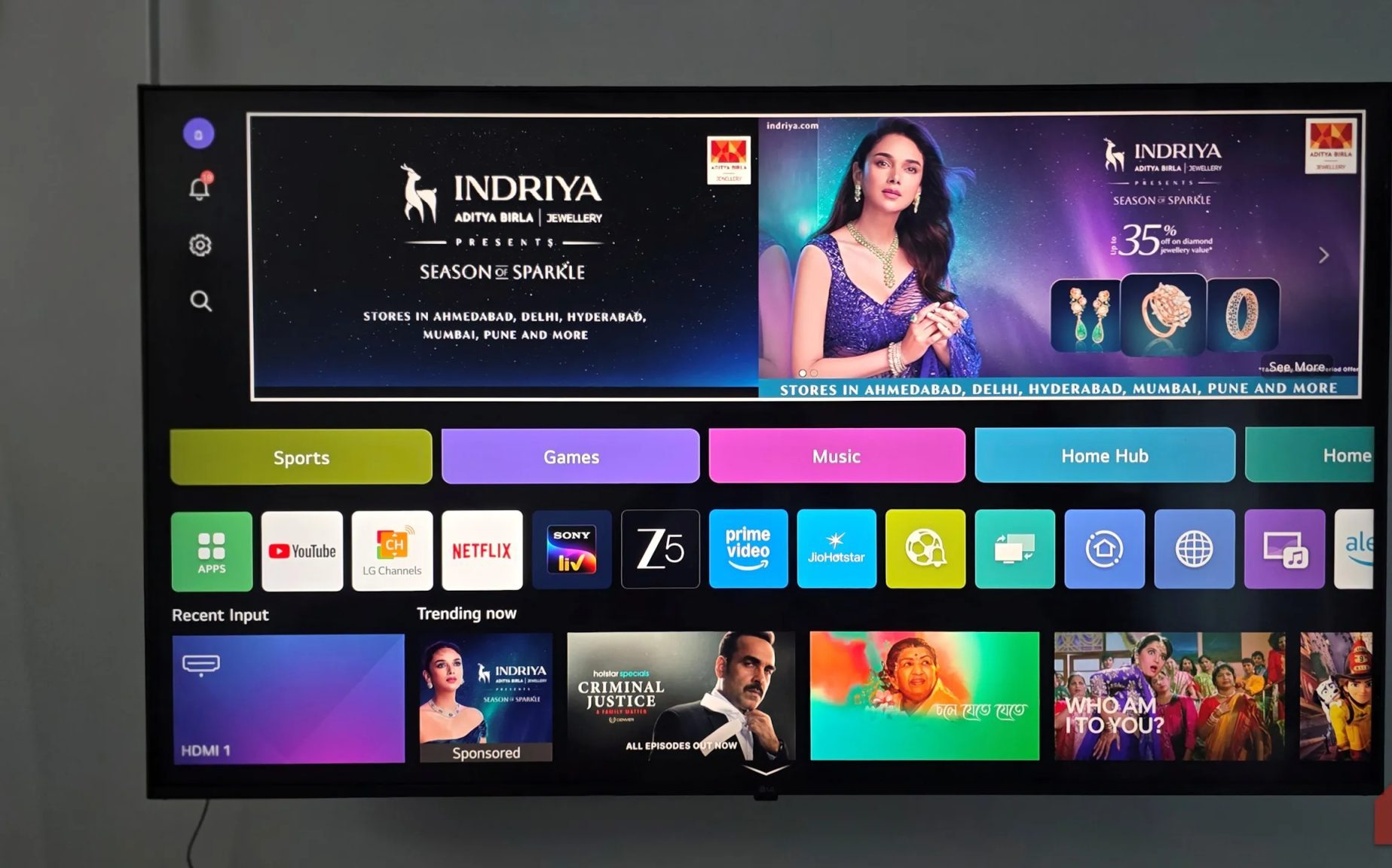 تلفزيون LG الذكي مثبت على الحائط.