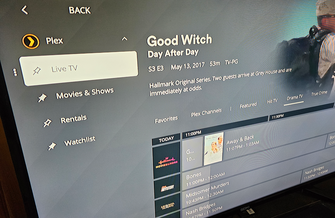 تطبيق Plex مفتوح على قسم البث التلفزيوني المباشر ودليل التلفزيون المصاحب له