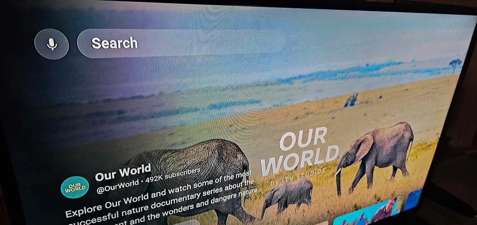 تطبيق YouTube مفتوح على قناة عالمنا.