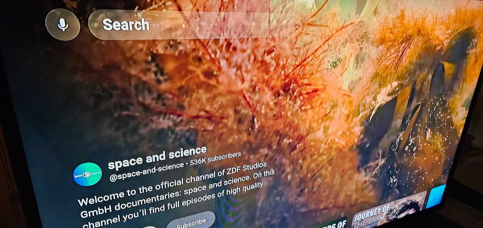 تطبيق YouTube مفتوح على قناة الفضاء والعلوم.