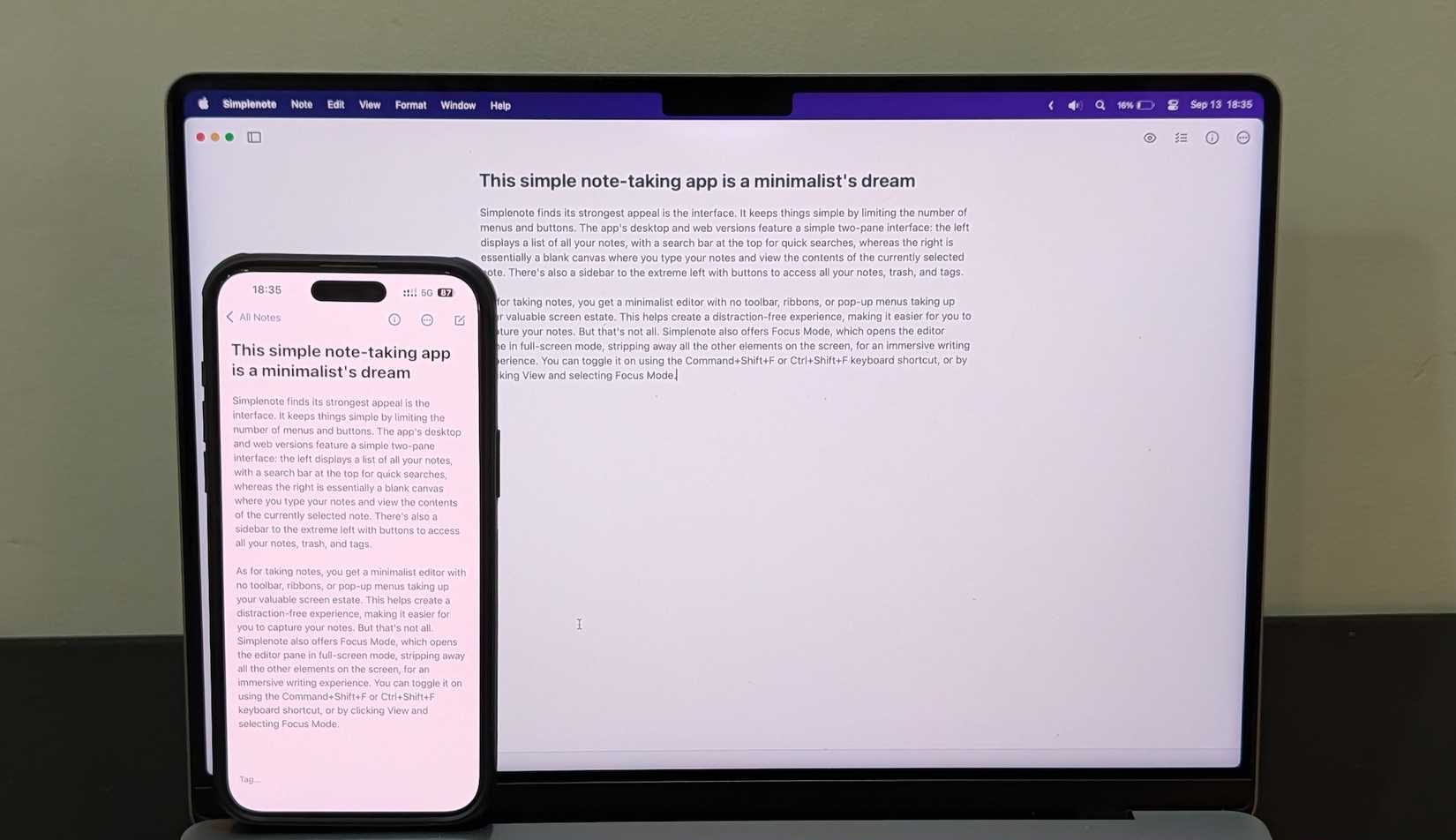 تطبيق Simplenote على جهاز MacBook و iPhone.