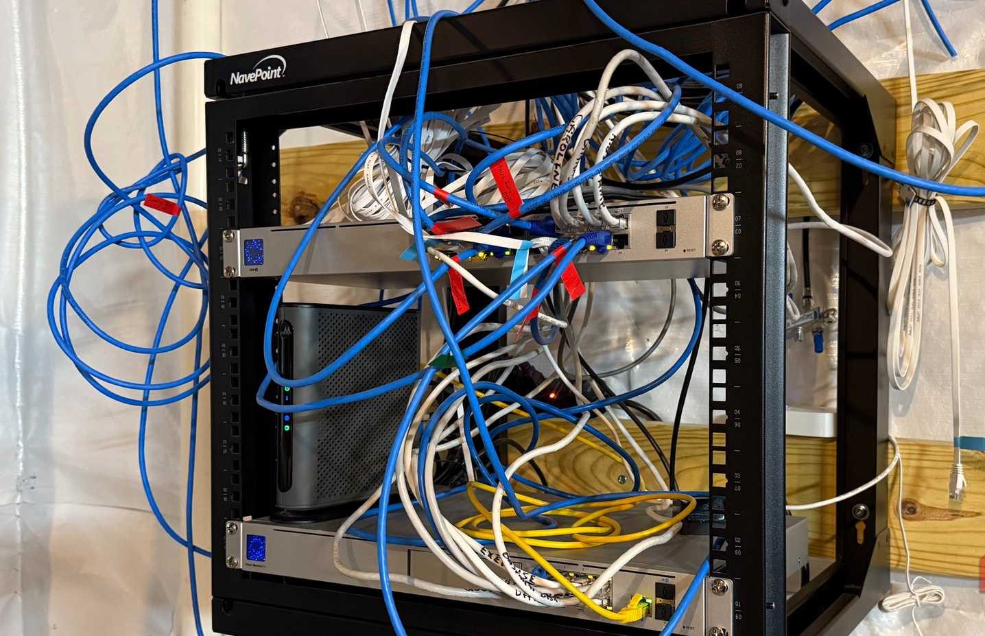 جهاز توجيه ubiquiti في الطابق السفلي