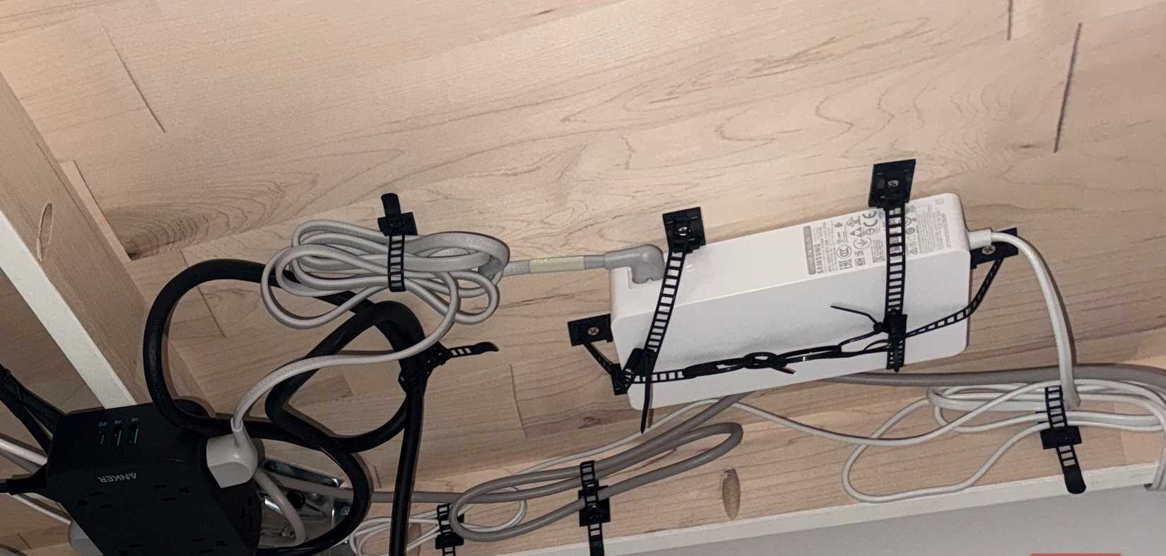 تركيب الكابلات أسفل المكتب باستخدام مشابك إدارة الكابلات اللاصقة