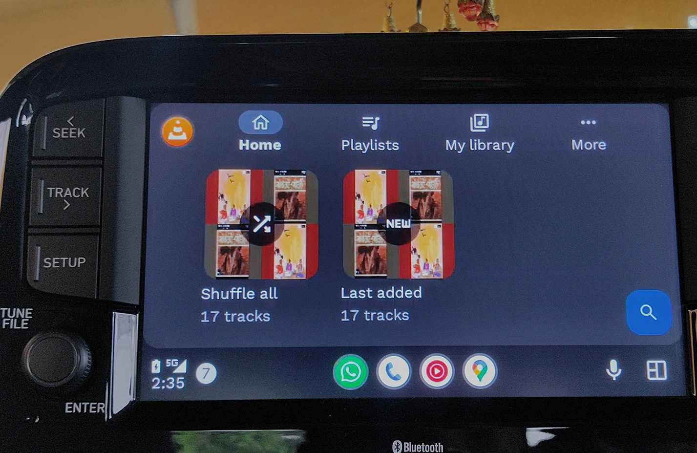 VLC Media Player على Android Auto مع خيارات مكتبة متعددة مرئية.