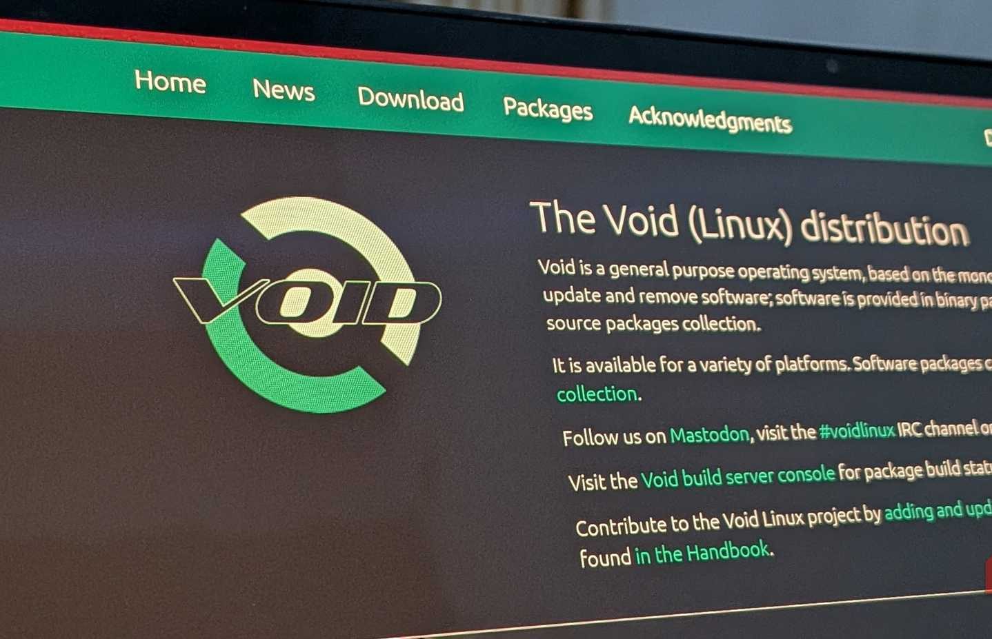 موقع توزيعة Void Linux.