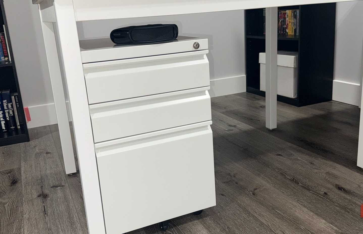 خزانة ملفات بيضاء تحت المكتب