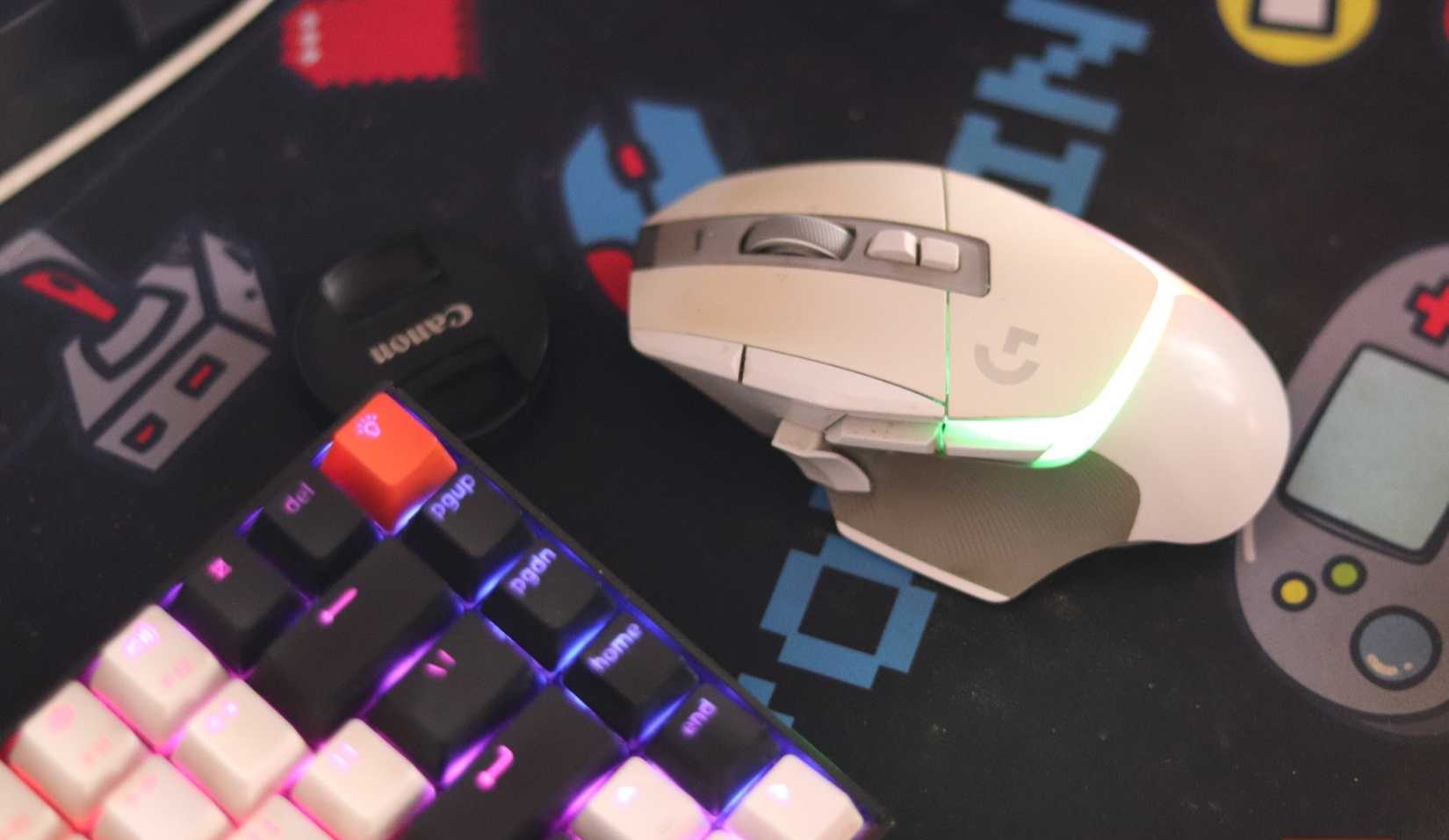 لوحة مفاتيح وفأرة بيضاء موضوعة على مكتب