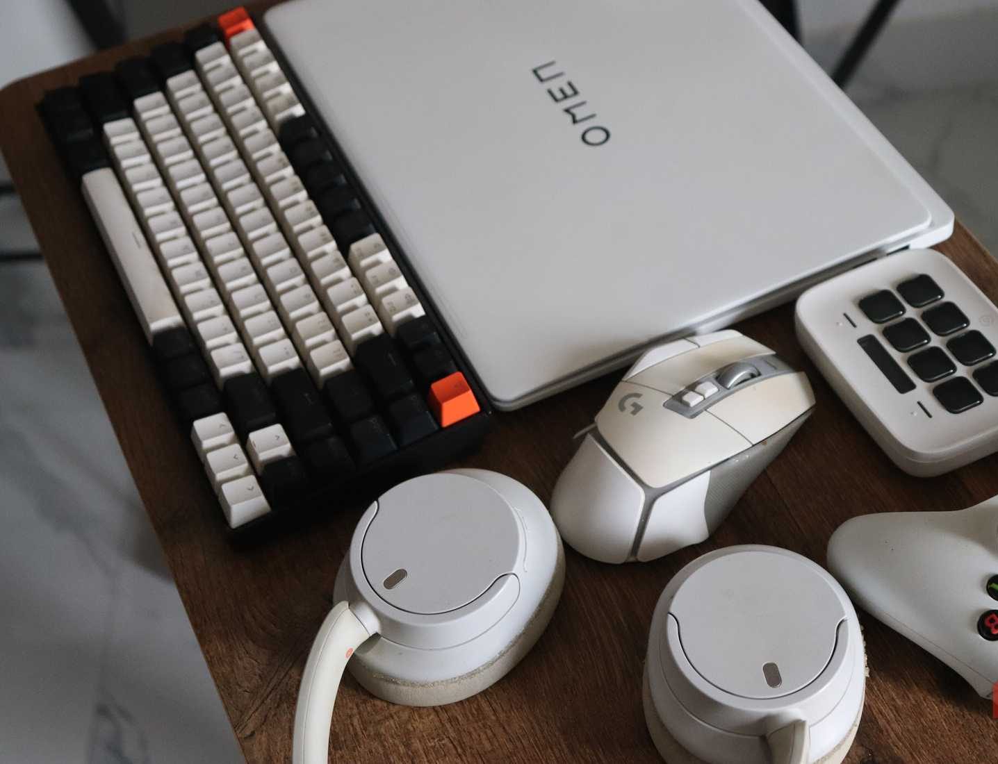 أجهزة كمبيوتر بيضاء موضوعة على طاولة