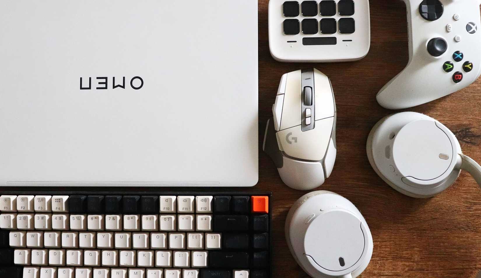 أجهزة كمبيوتر بيضاء موضوعة على طاولة